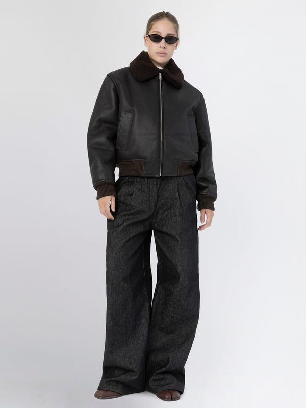 MEOTINE læderjakke med blødt pelskrave, perfekt til stilfulde og varme outfits.