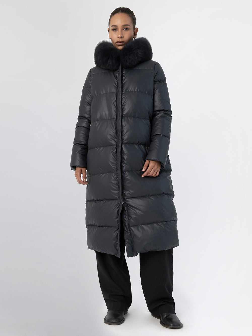 MEOTINE lang dunjakke med luksuriøs pelskrave, perfekt til kolde dage og stilfulde looks.