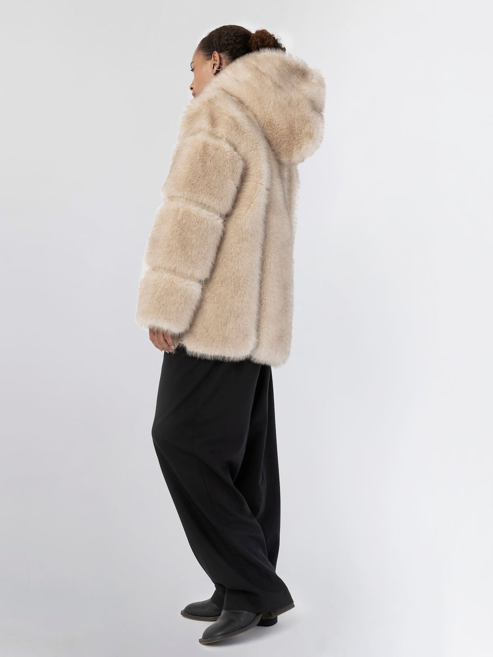 MEOTINE luksuriøs faux fur jakke i beige, perfekt til at holde dig varm og stilfuld.