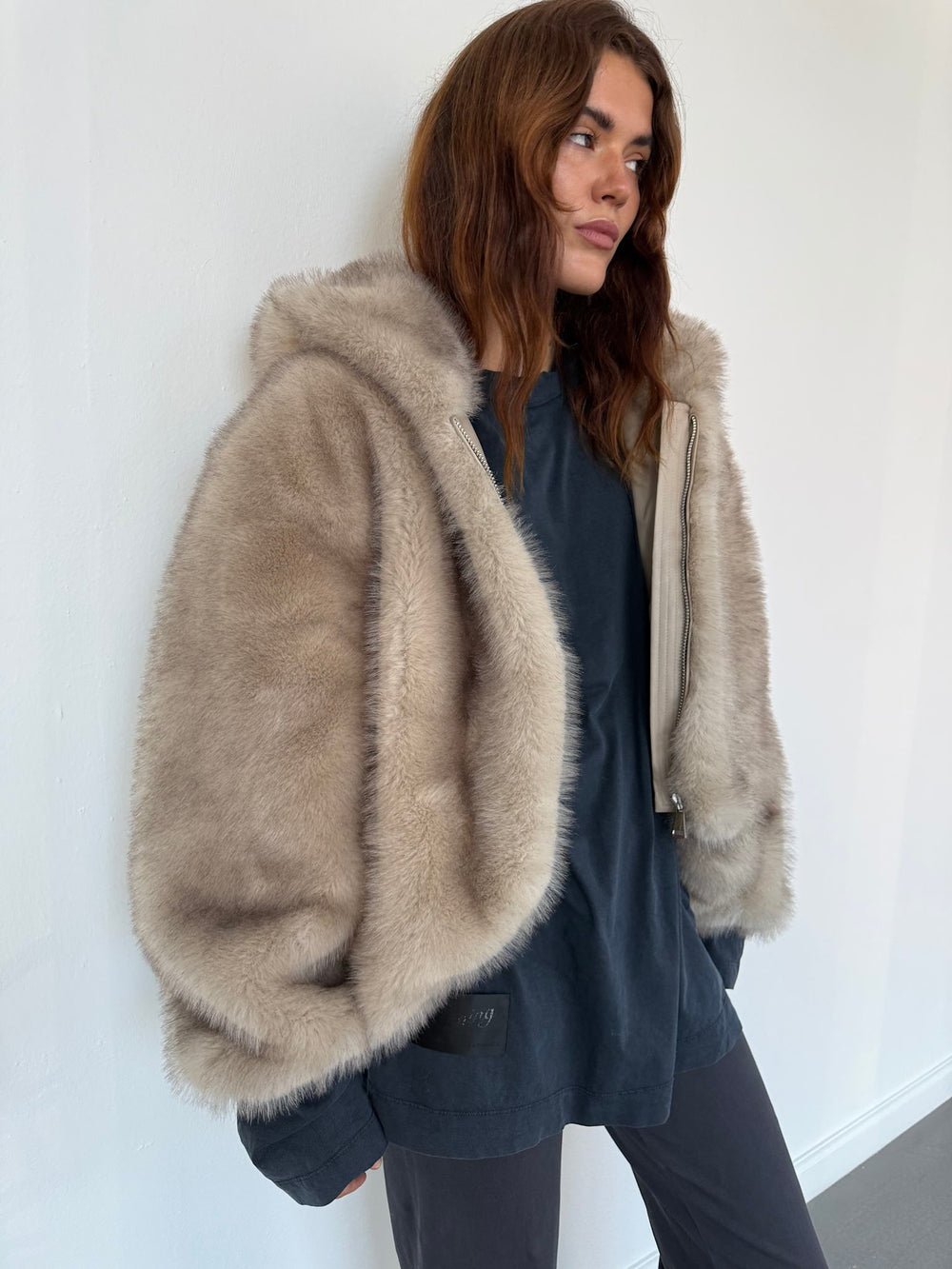 MEOTINE jakke i blød faux fur, perfekt til at holde dig varm og stilfuld hele vinteren.
