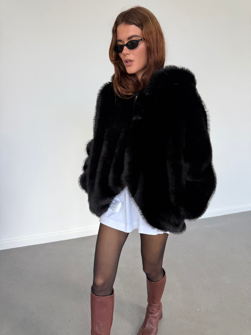 MEOTINE luksuriøs sort pelsjakke, perfekt til at tilføje elegance til dit outfit.