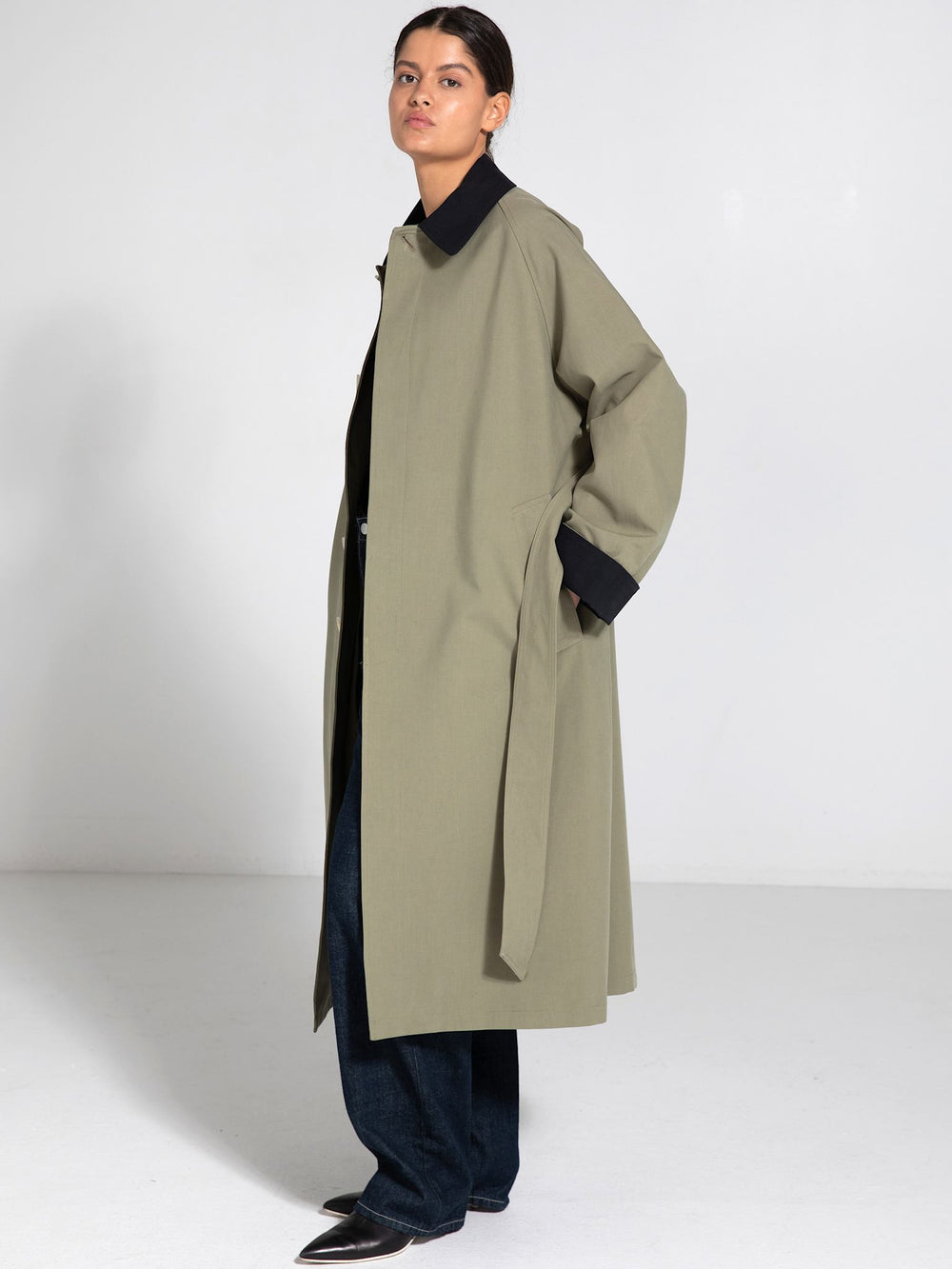 MEOTINE lang frakke i olivengrøn med sort krave, perfekt til stilfulde og komfortable outfits.