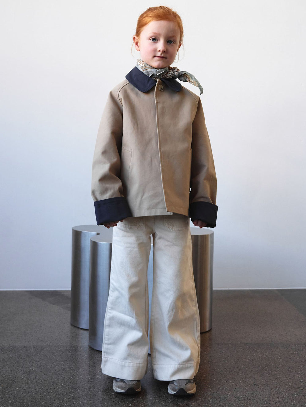 MEOTINE jakke til børn i beige med navy detaljer, perfekt til stilfulde og komfortable outfits.