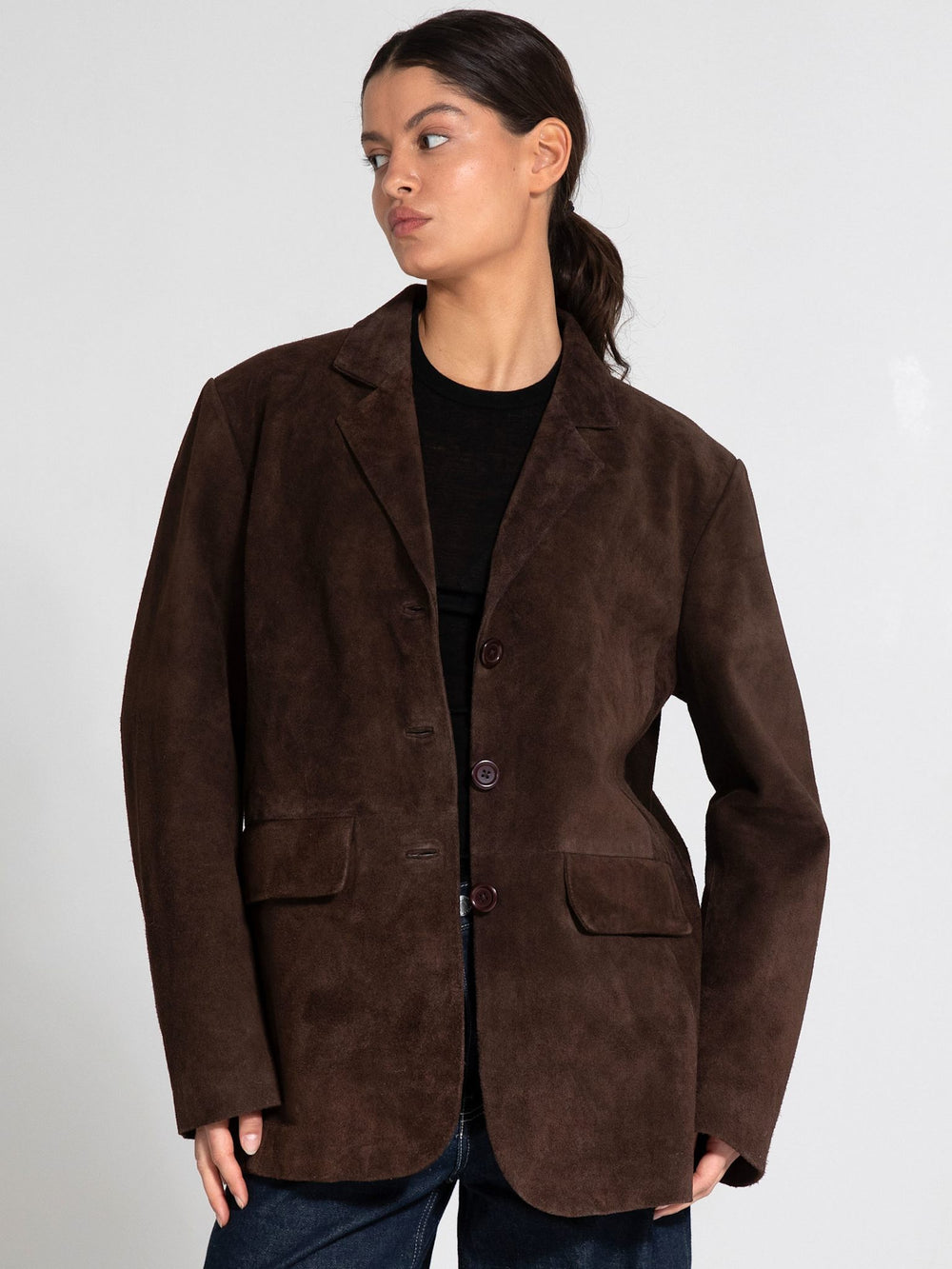 MEOTINE jakke i brun ruskind, elegant og moderne til enhver lejlighed. Perfekt til efteråret.