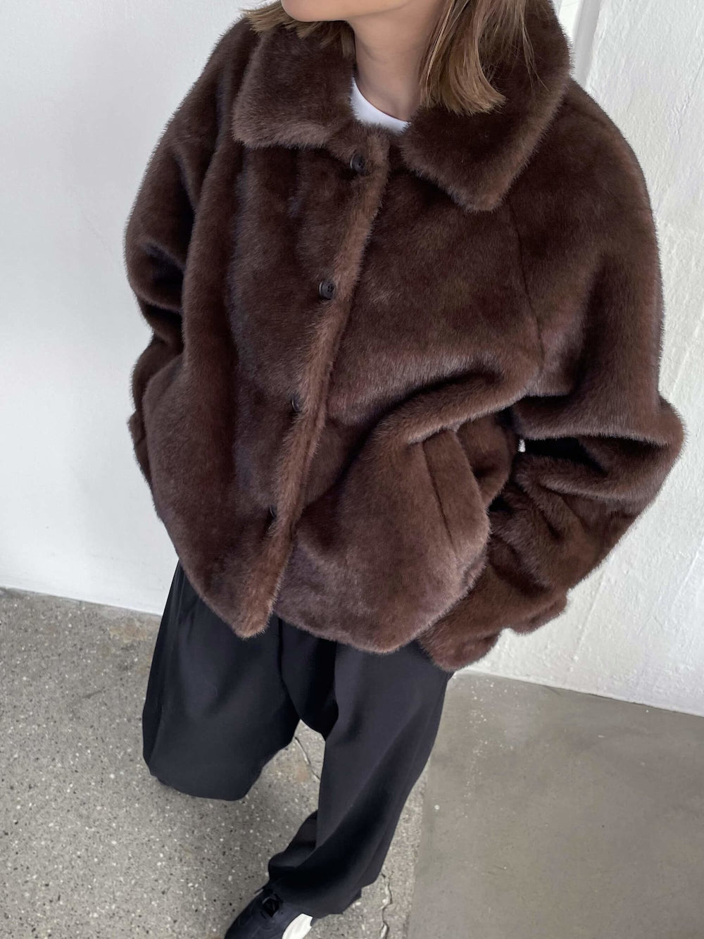 MEOTINE brun faux fur jakke med knapper og lommer, perfekt til en stilfuld og varm look.