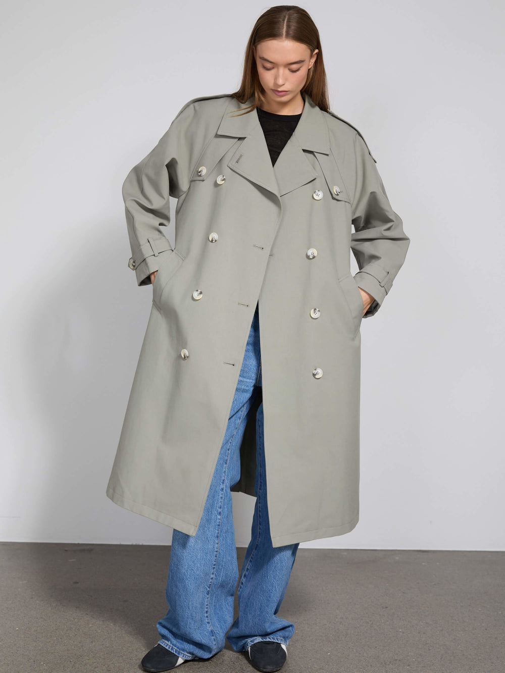 MEOTINE trenchcoat i grå med knapper og lommer, perfekt til stilfulde outfits.