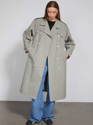MEOTINE trenchcoat i grå med knapper og lommer, perfekt til stilfulde outfits.