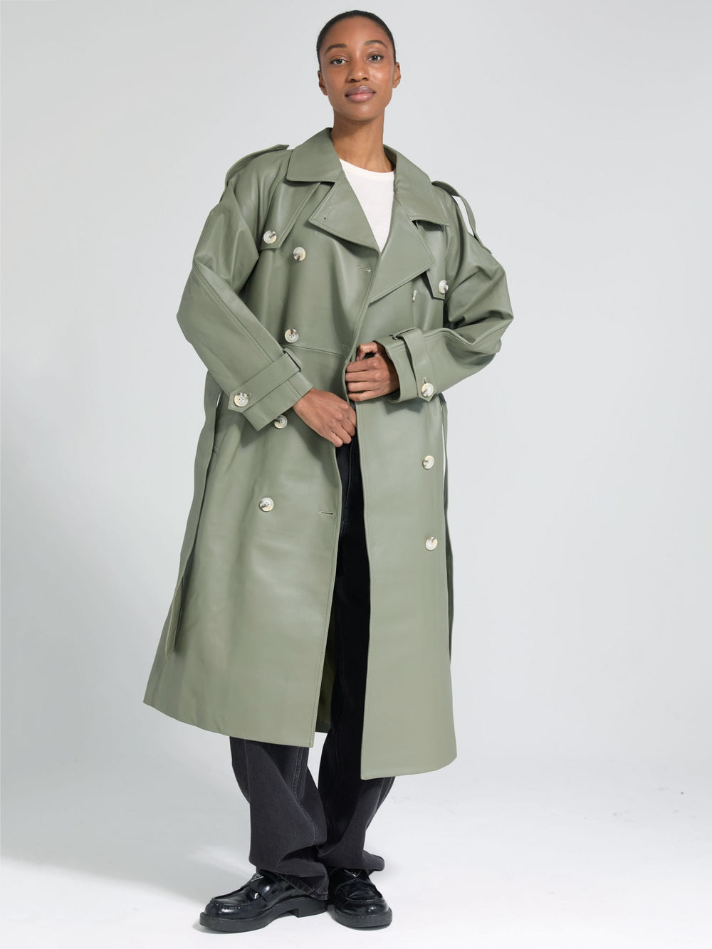 MEOTINE trenchcoat i grøn, lavet af lækkert materiale, perfekt til stilfulde outfits.