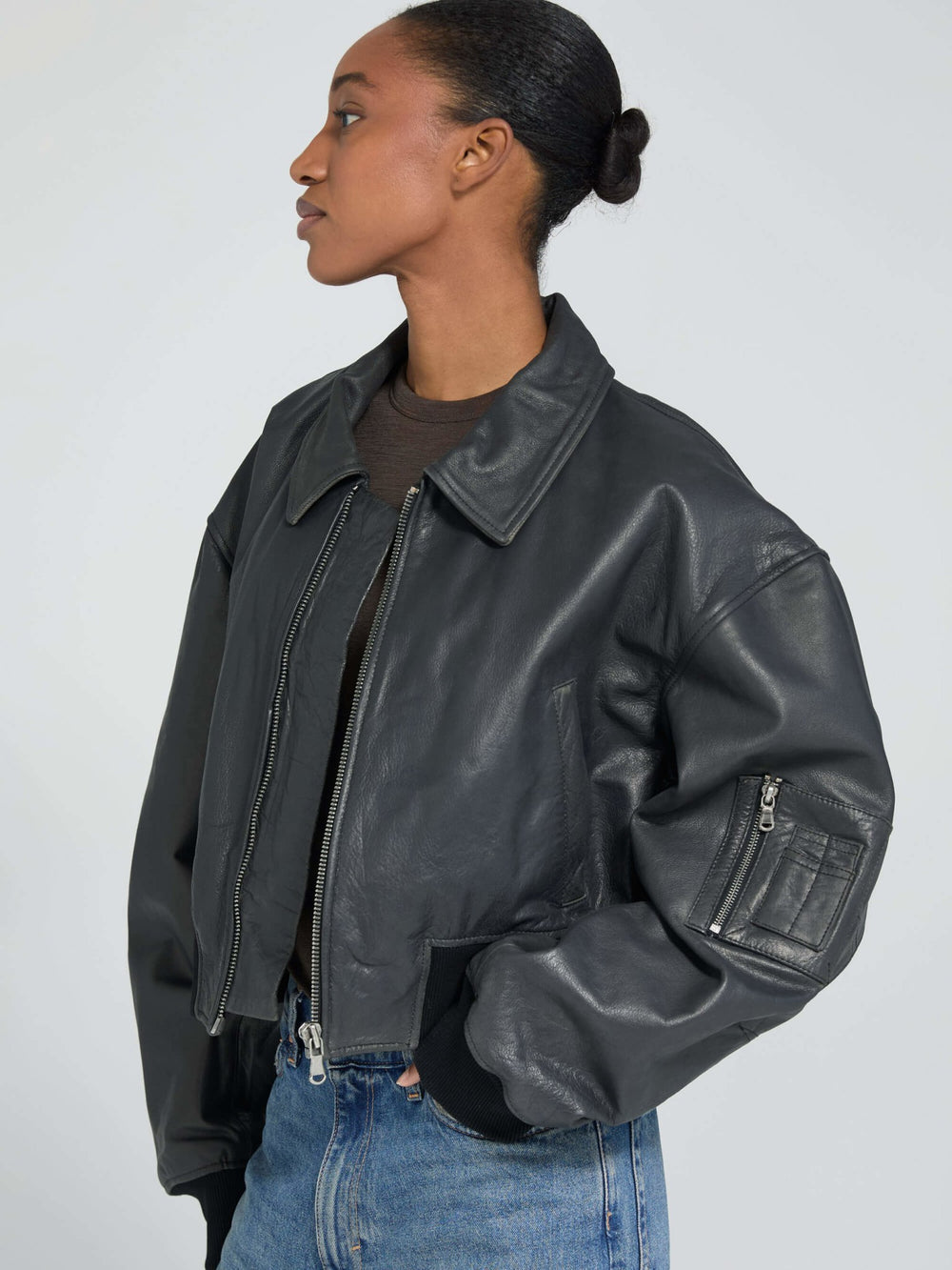 MEOTINE læderjakke med cropped design, perfekt til en moderne og stilfuld garderobe.