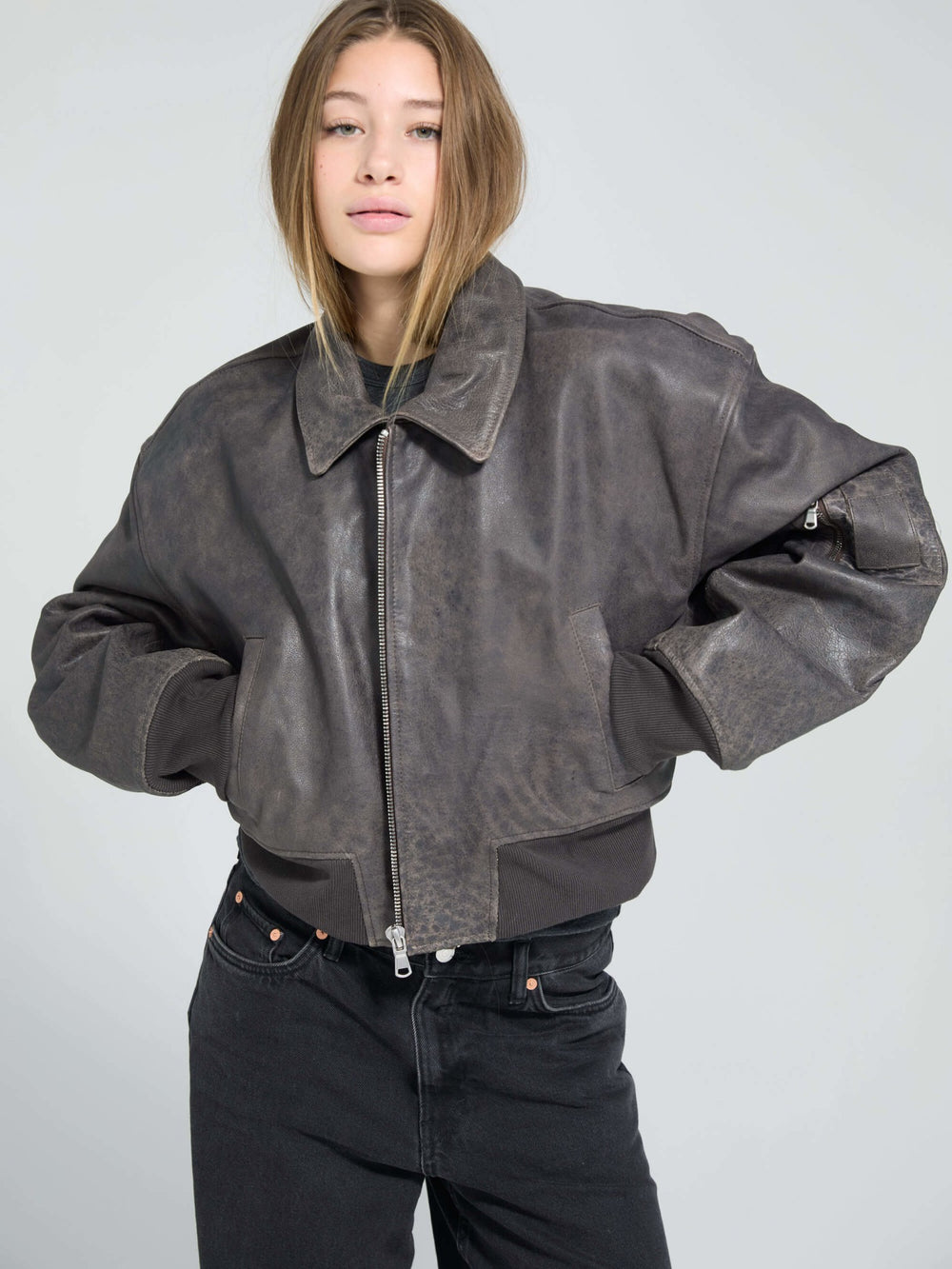 MEOTINE læderjakke med cropped design, perfekt til en moderne og stilfuld garderobe.