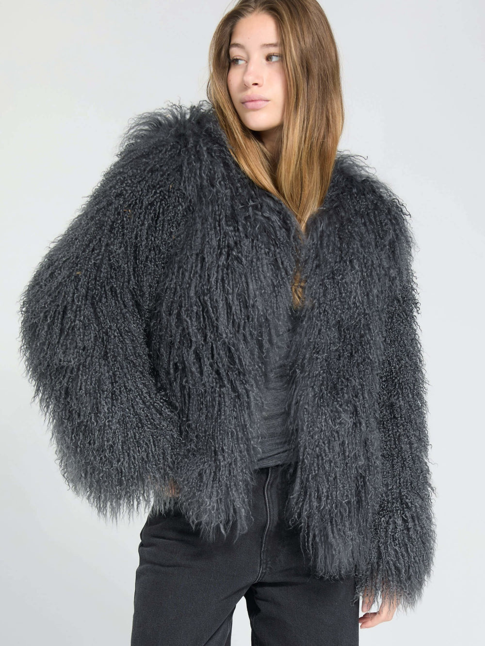 MEOTINE jakke i grå, fluffy design, perfekt til at holde varmen med stil.