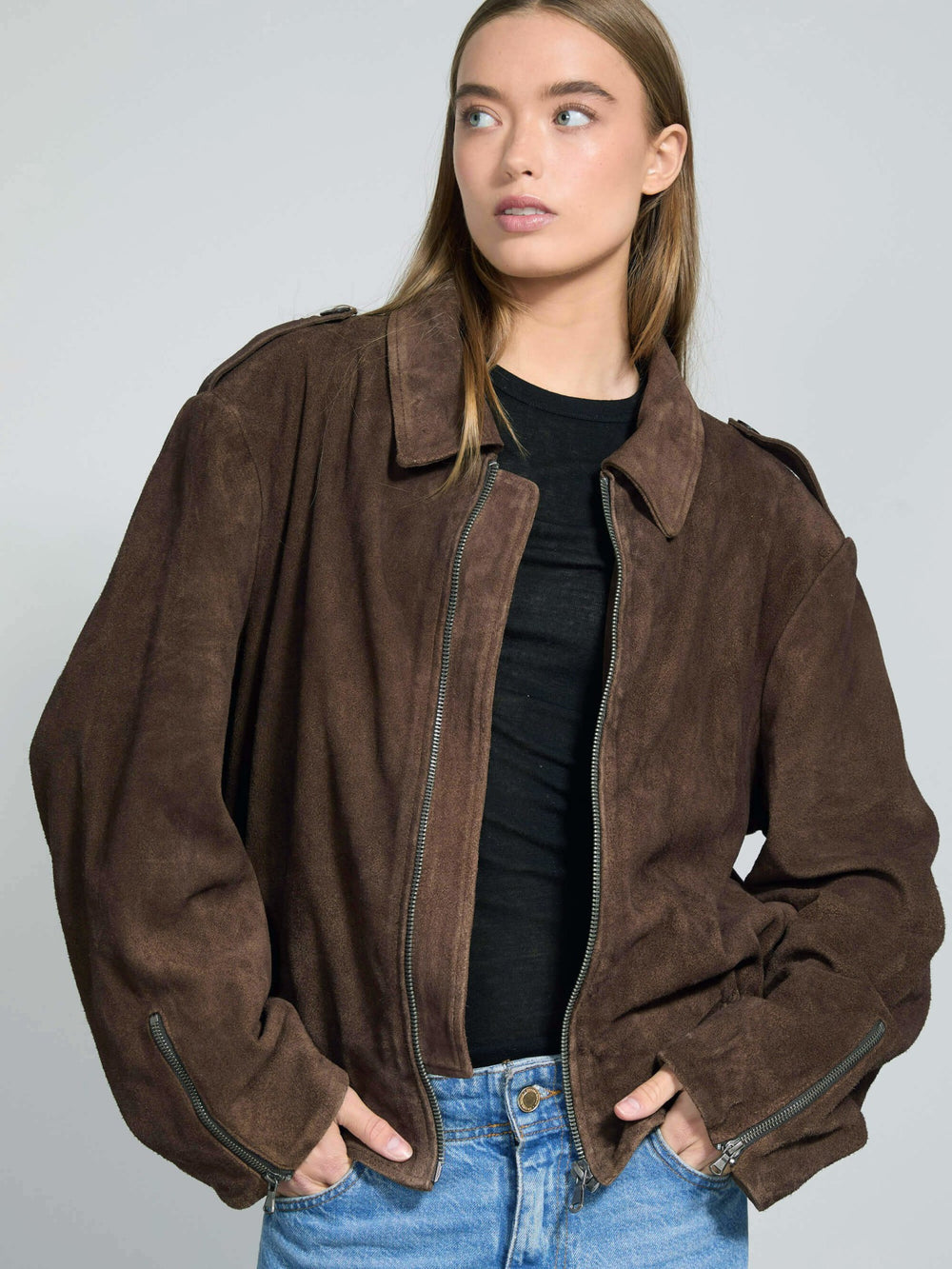MEOTINE jakke i brun ruskind, perfekt til en afslappet og stilfuld hverdagslook.