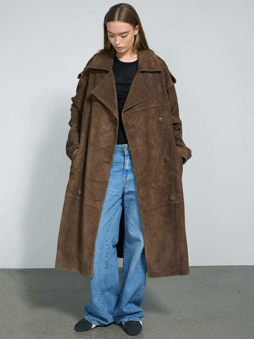 Lang brun suede trenchcoat fra MEOTINE, perfekt til en stilfuld og moderne garderobe.