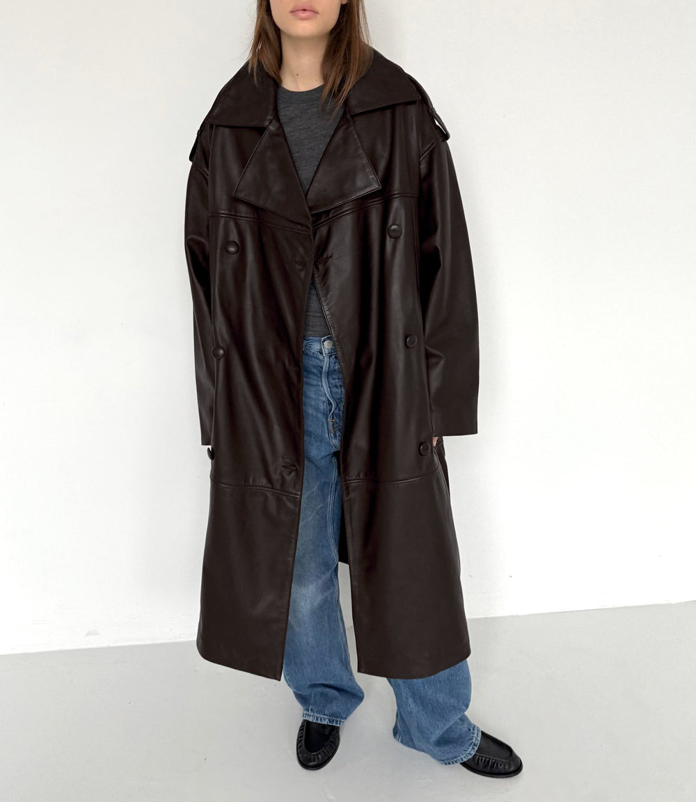 MEOTINE lang læderjakke i mørkebrun, perfekt til en stilfuld og moderne garderobe.