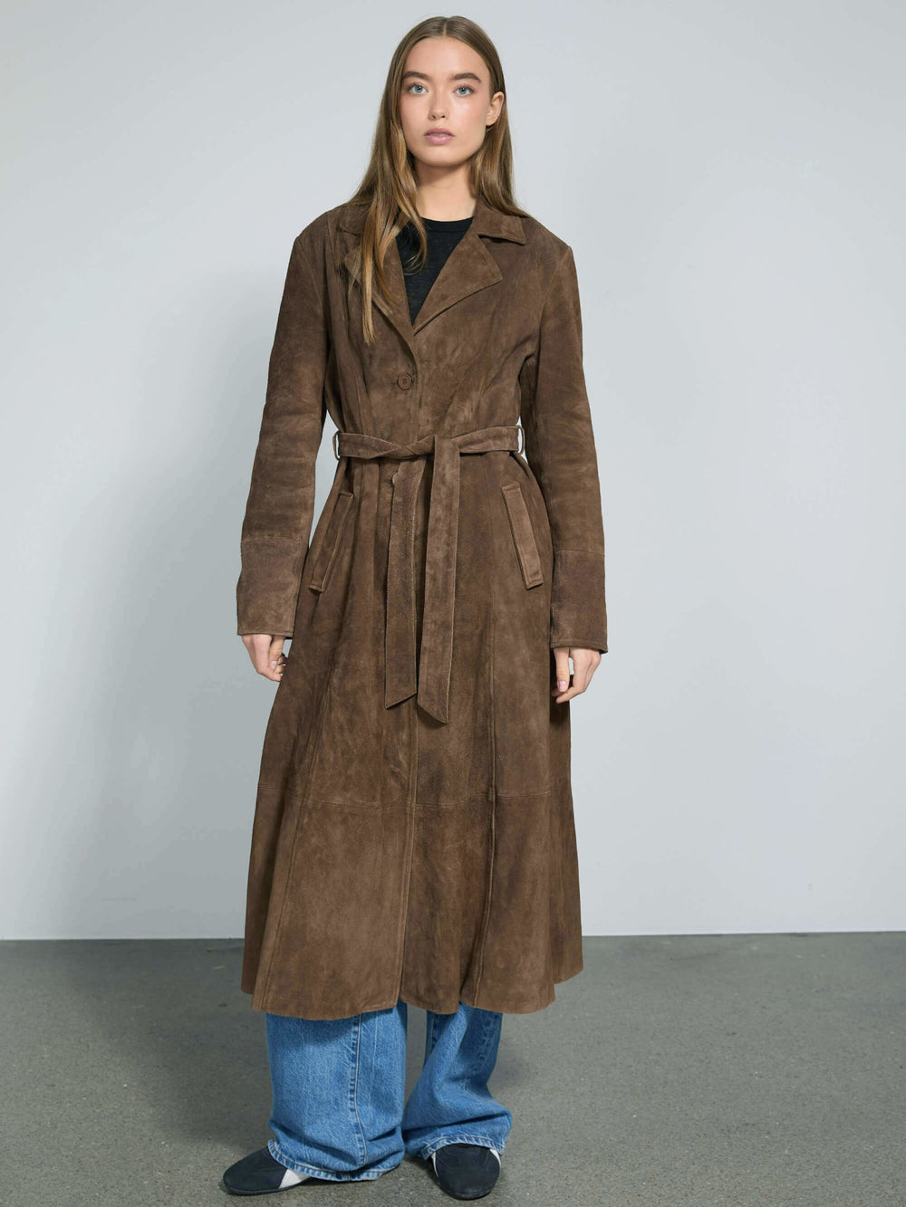 Lang brun læderfrakke med bælte fra MEOTINE, perfekt til en stilfuld og moderne garderobe.