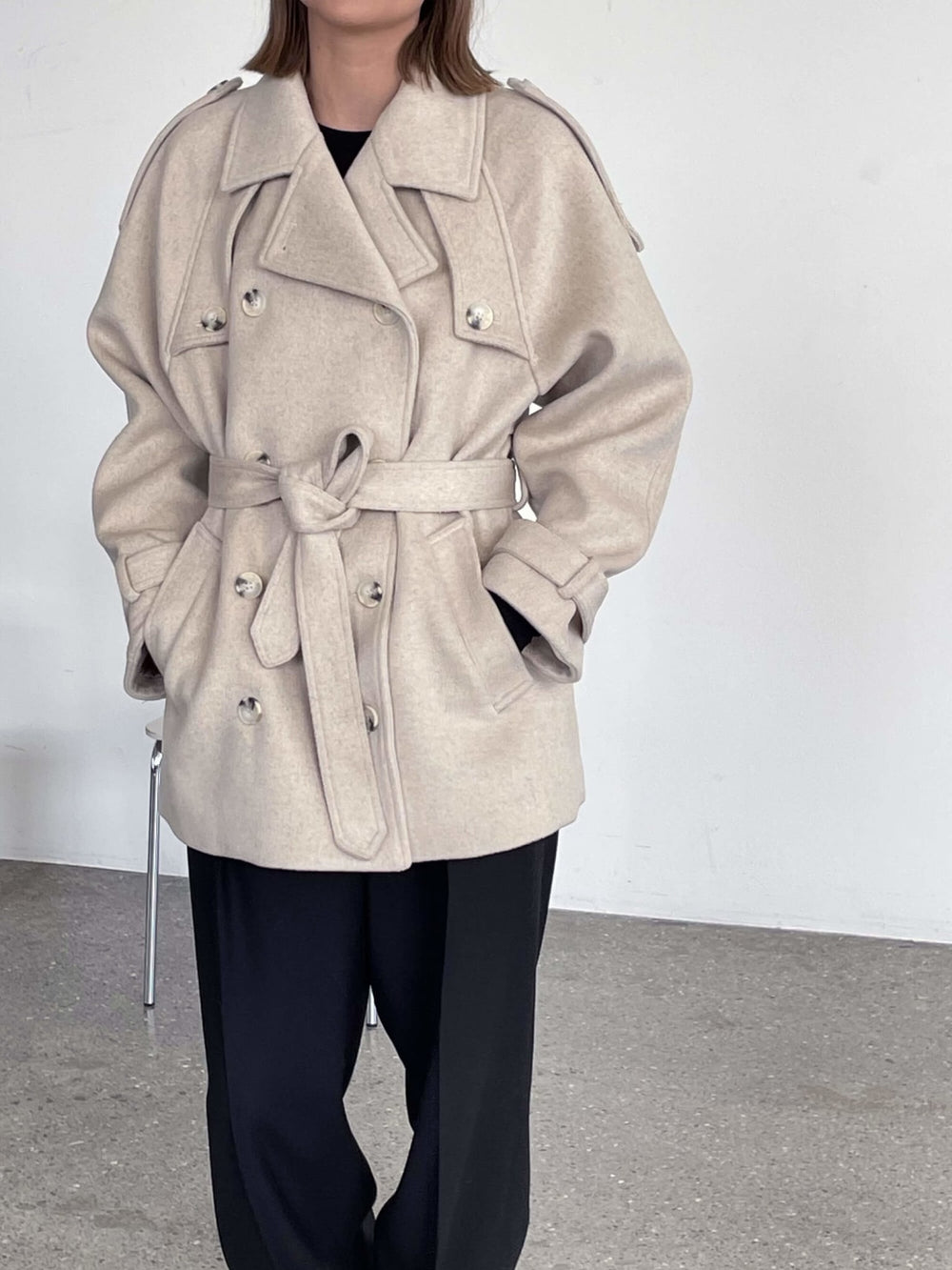 Elegant MEOTINE frakke i beige med bælte og knapper, perfekt til stilfulde outfits.
