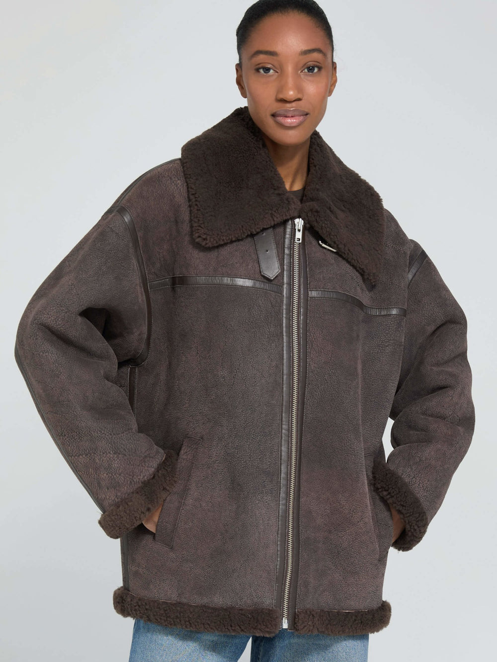 MEOTINE jakke med blødt pelskrave, perfekt til en stilfuld og varm vinterlook.