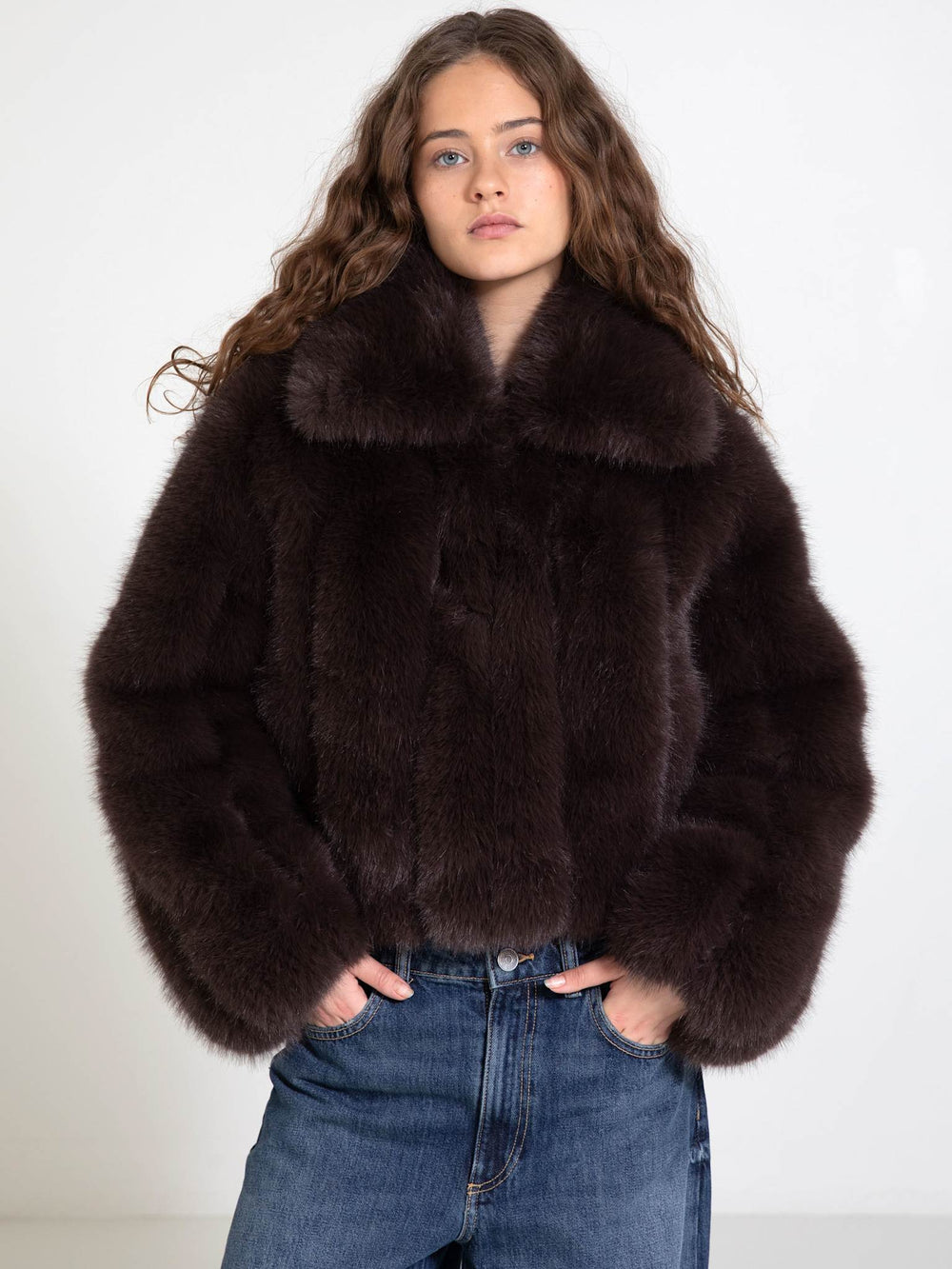 MEOTINE jakke i mørkebrun faux fur, perfekt til at holde dig varm og stilfuld hele vinteren.