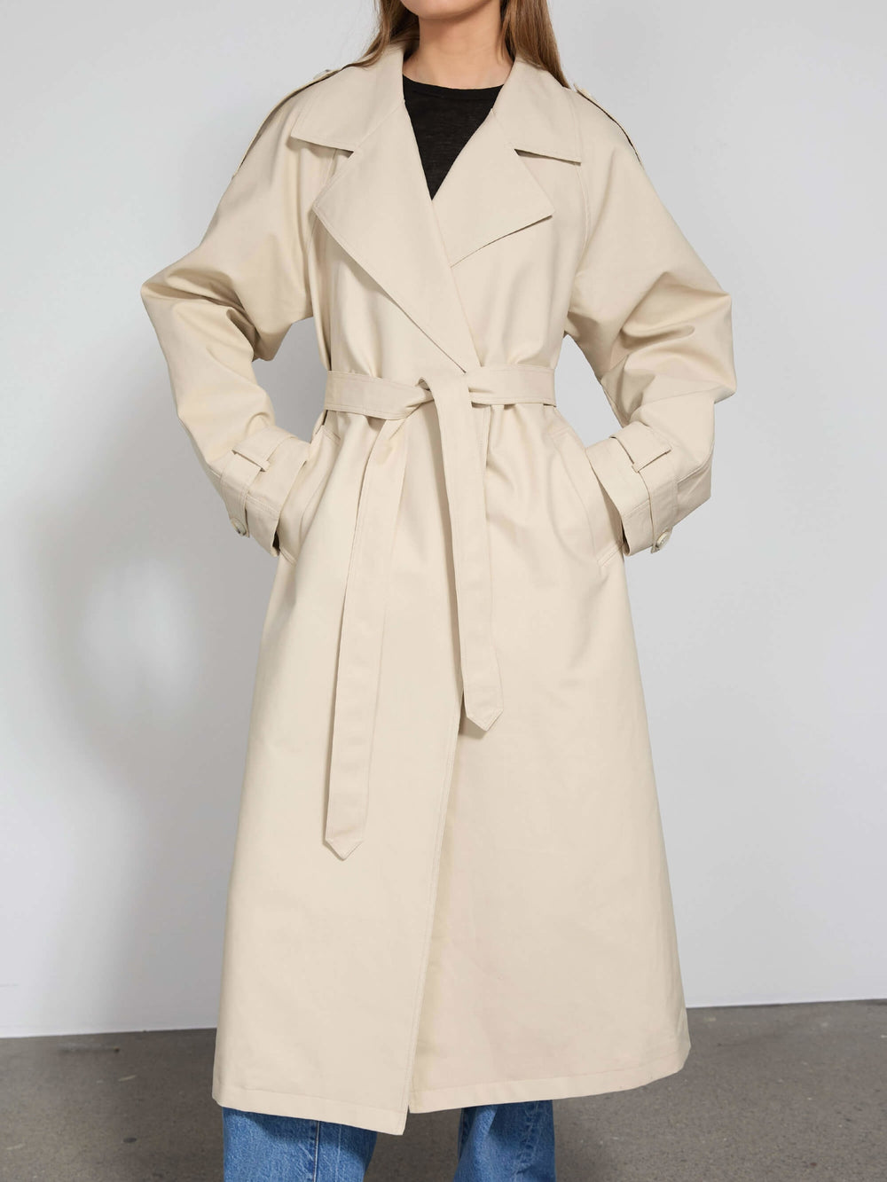 Elegant beige trenchcoat fra MEOTINE med bælte og klassisk snit, perfekt til enhver lejlighed.