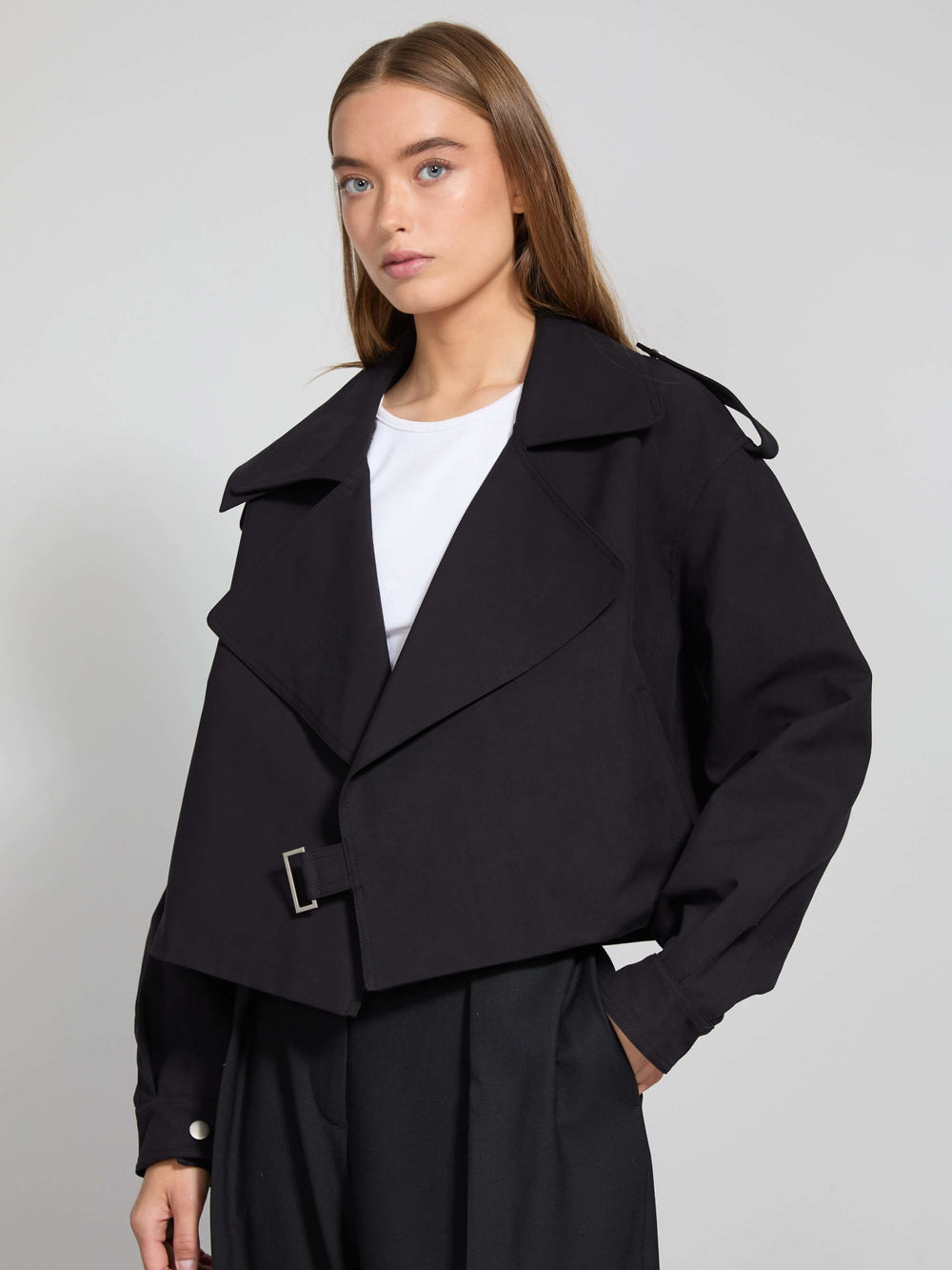 MEOTINE jakke med oversize pasform og bælte, perfekt til en moderne og stilfuld garderobe.