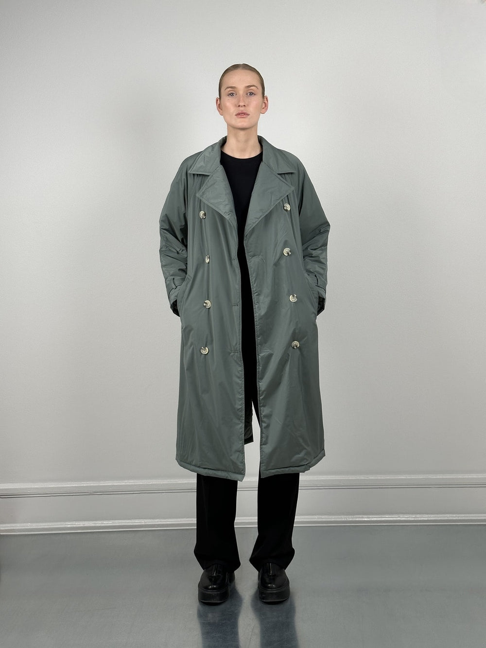 MEOTINE trenchcoat i grå med bælte og dobbeltknaplukning, perfekt til stilfulde dage.
