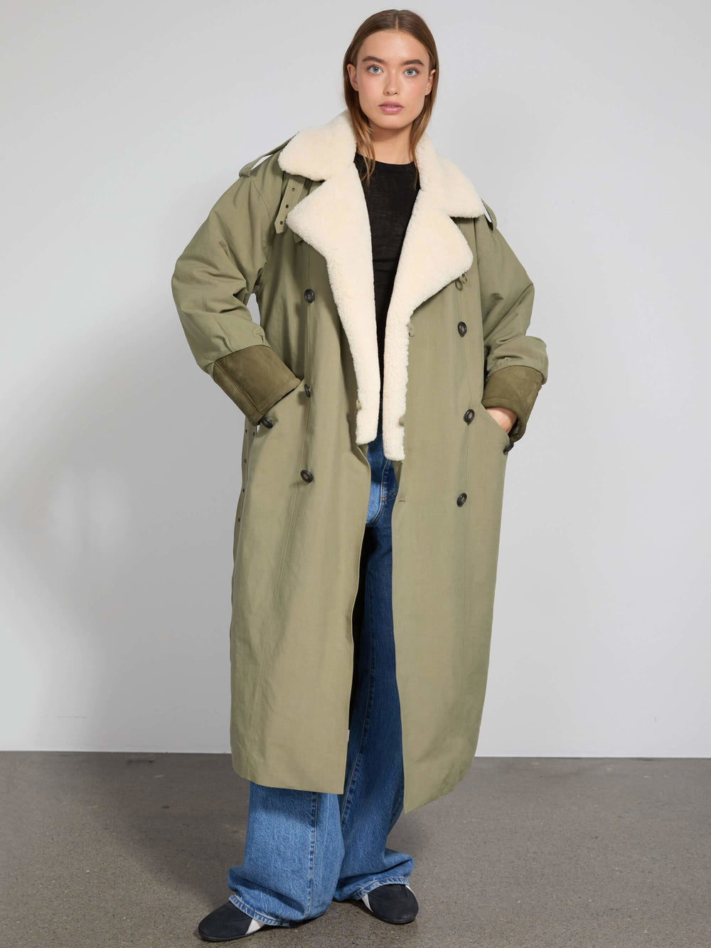 Lang, grøn MEOTINE trenchcoat med blødt pelsfor og klassisk design, perfekt til efteråret.