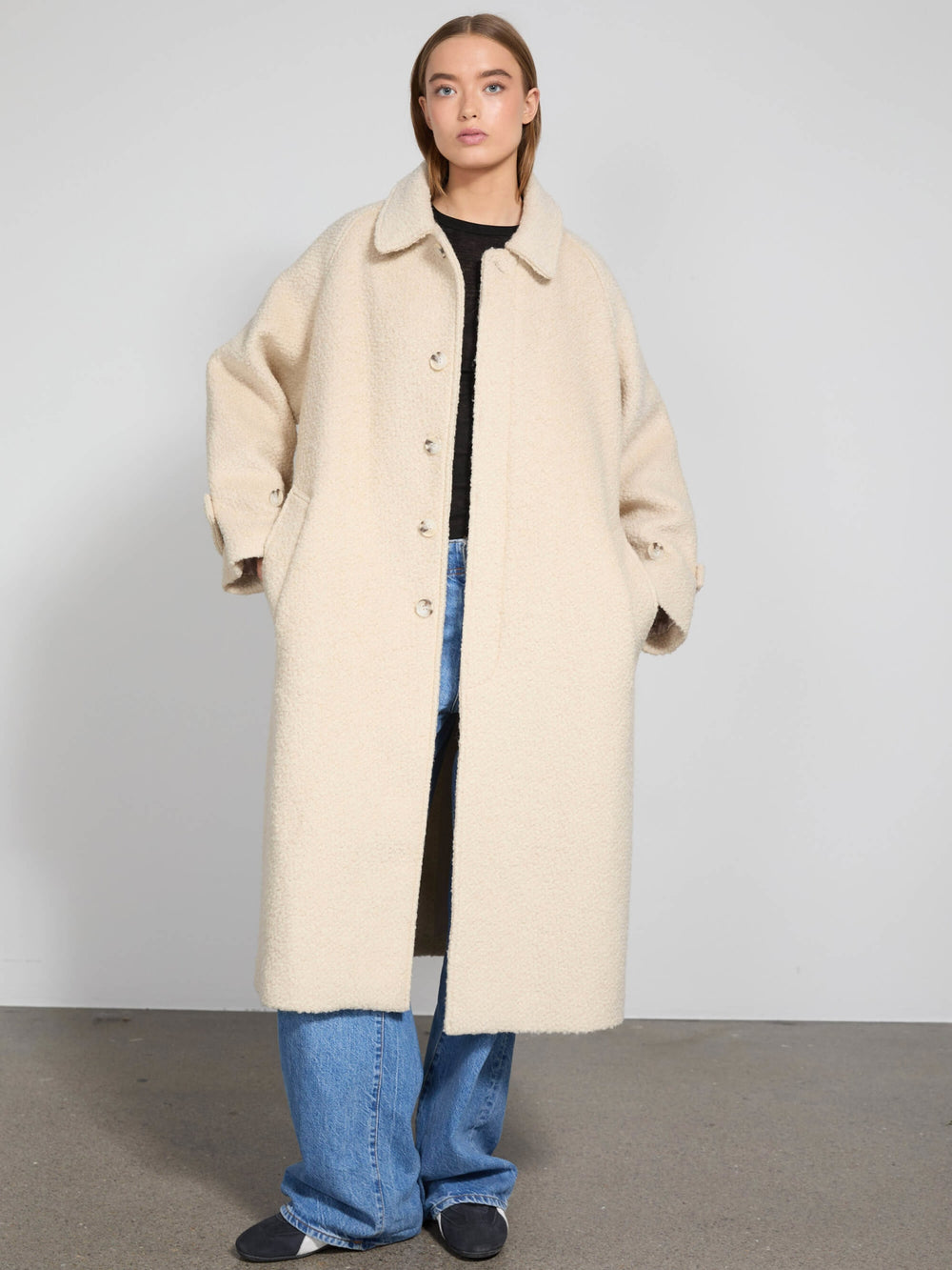 MEOTINE beige frakke i blødt materiale, perfekt til en stilfuld og varm vinterlook.