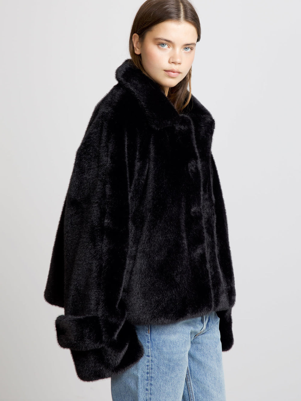 MEOTINE sort faux fur jakke med bred krave, perfekt til en stilfuld og varm vinterlook.