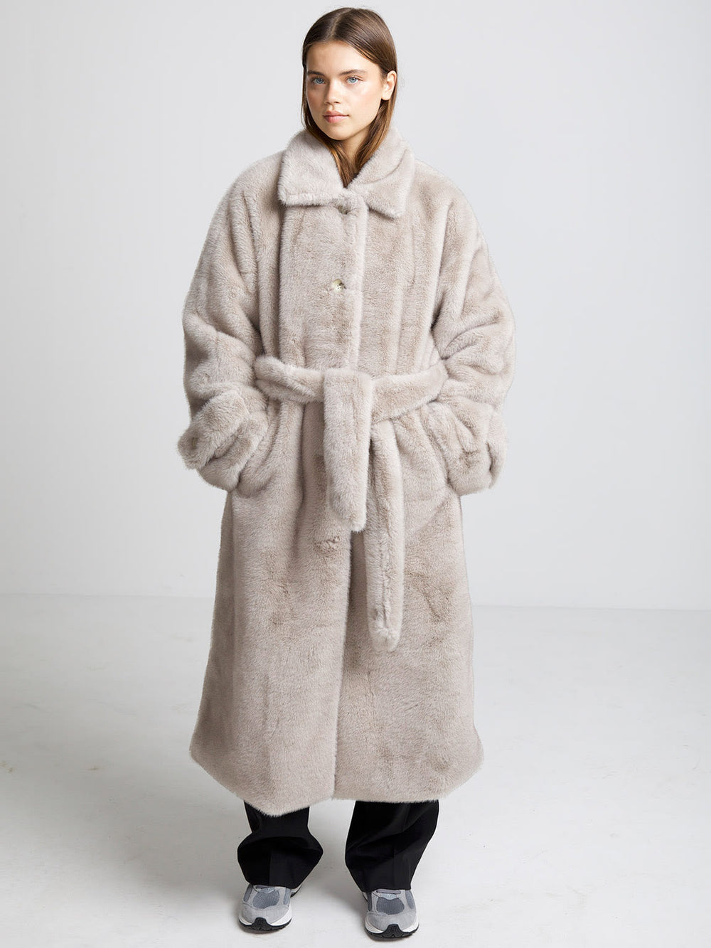 Lys grå MEOTINE frakke i faux fur med bælte og bløde detaljer, perfekt til kolde dage.