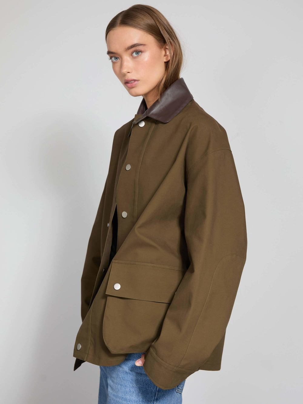 MEOTINE jakke i olivengrøn med læderkrave, perfekt til stilfulde og komfortable outfits.