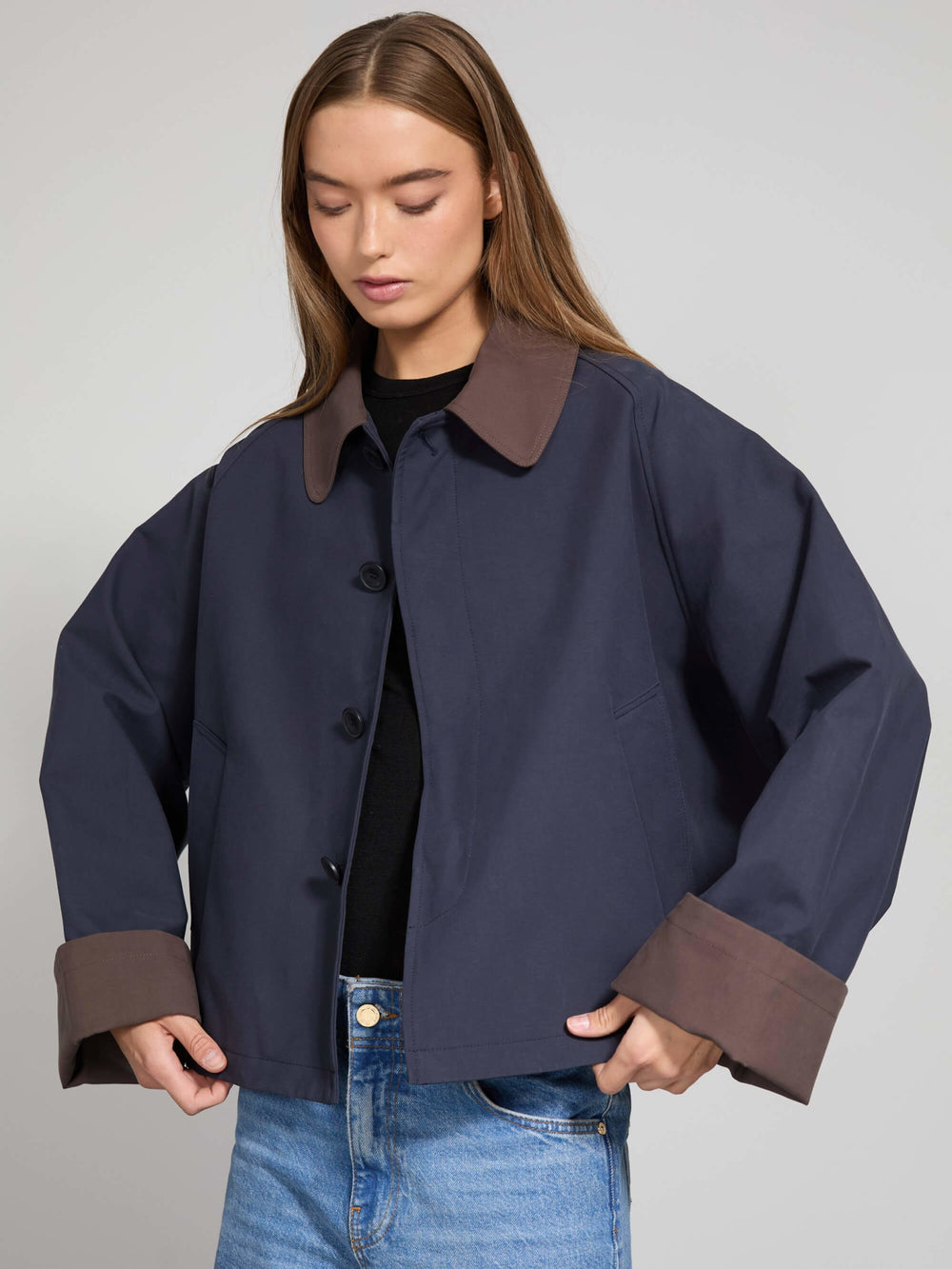 MEOTINE jakke med klassisk design og kontrastfarvede ærmer, perfekt til enhver lejlighed.