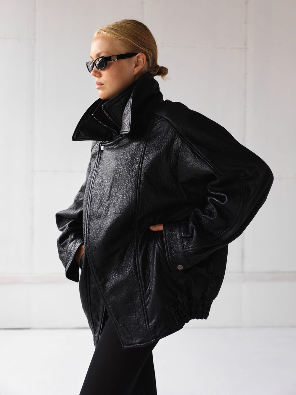 MEOTINE jakke i sort læder med oversized pasform, perfekt til en moderne og stilfuld look.