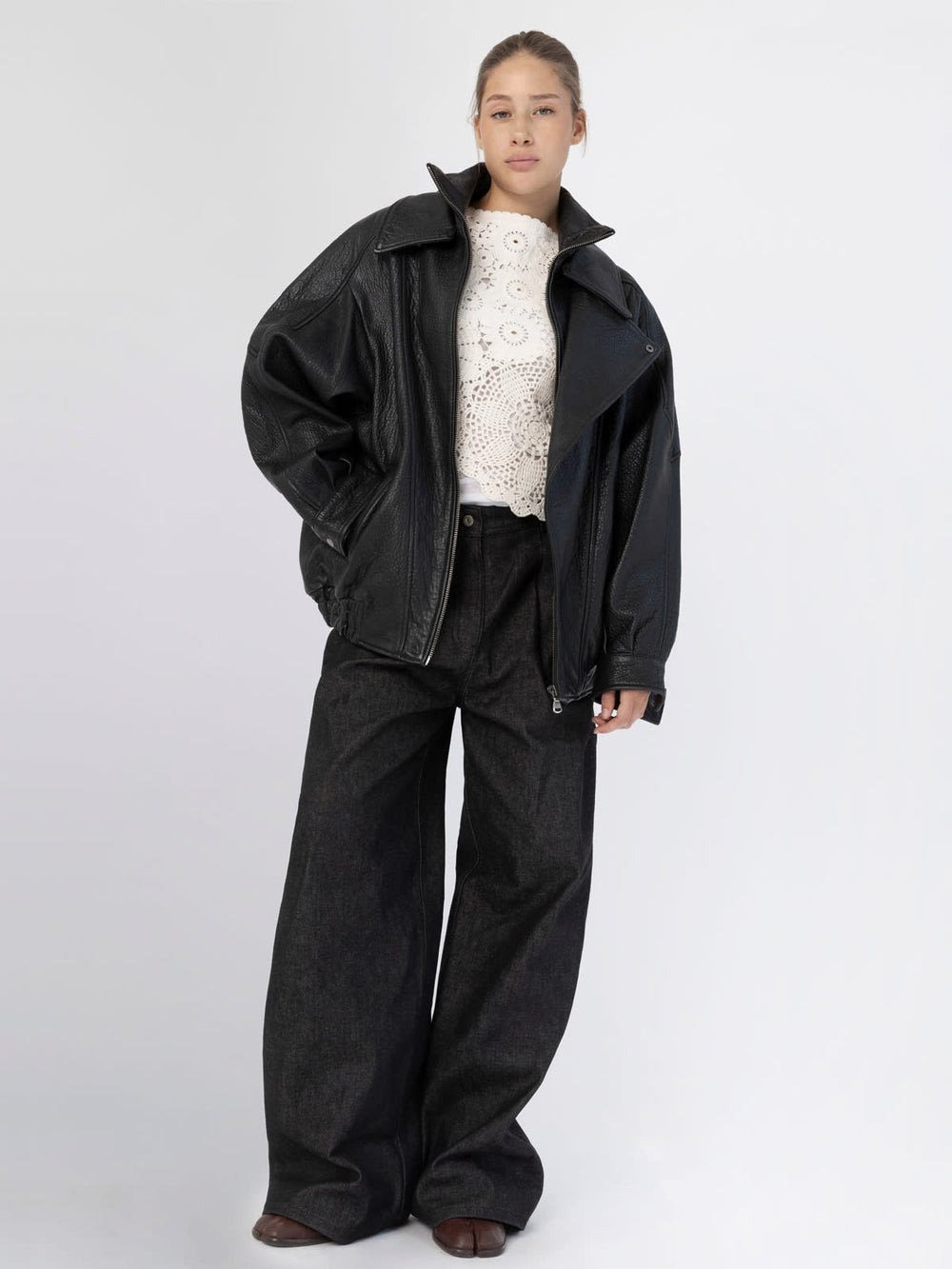 MEOTINE jakke i sort læder med oversized pasform, perfekt til en moderne og stilfuld look.