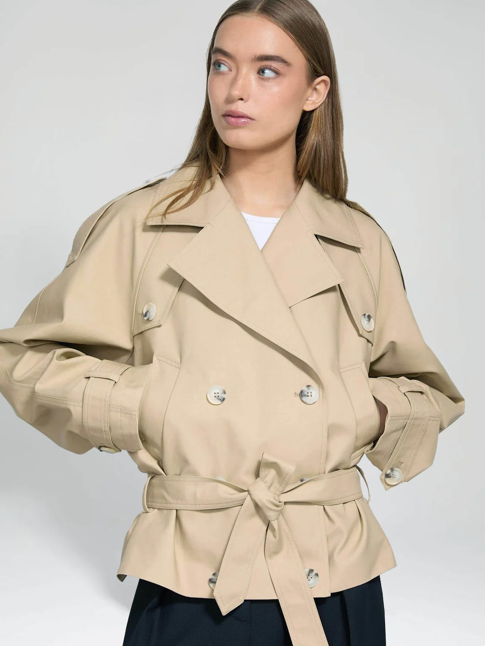 MEOTINE beige trenchcoat med bælte og moderne snit, perfekt til stilfulde outfits.