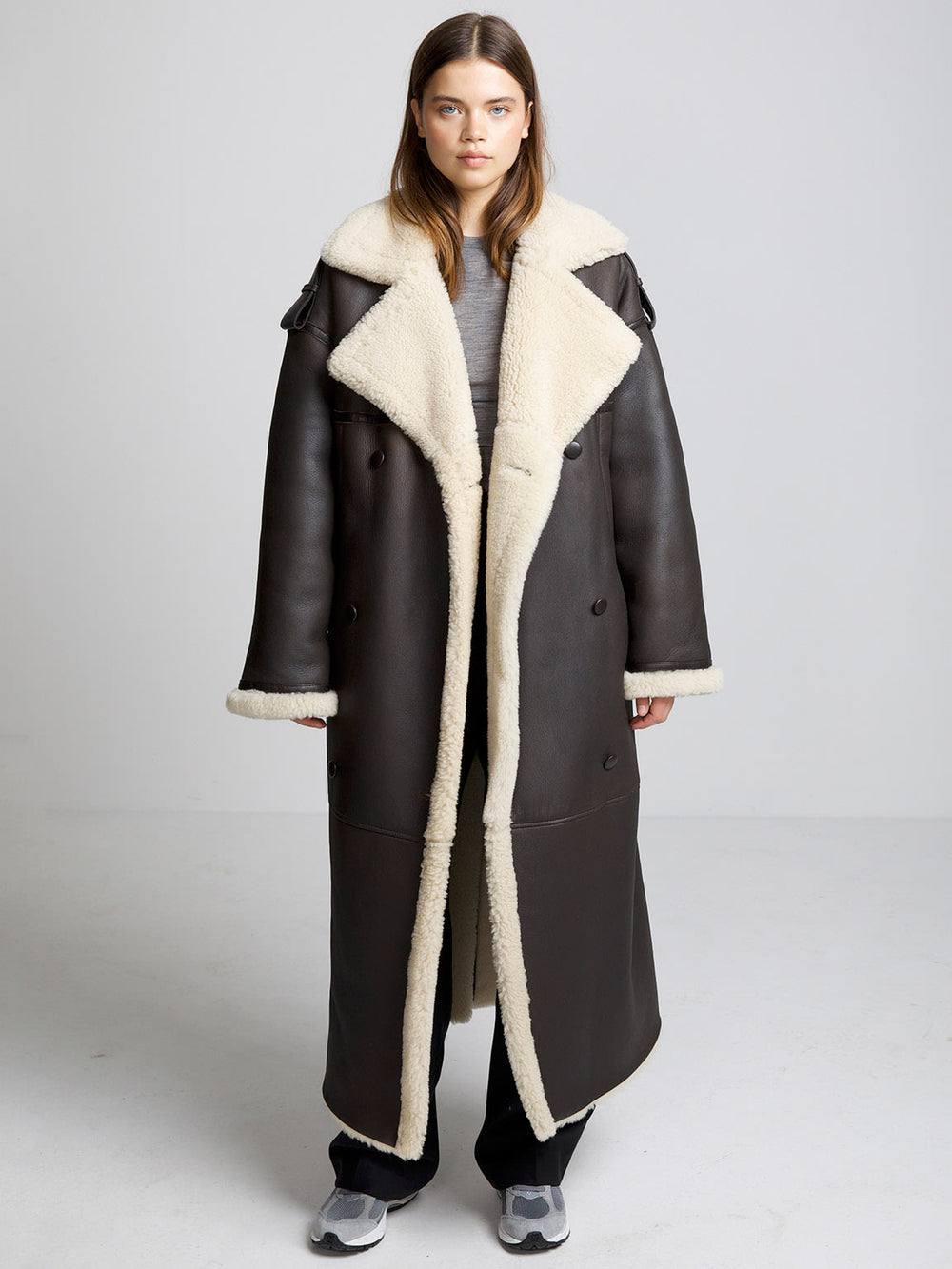 Lang, brun MEOTINE frakke med blødt pelsfor, perfekt til kolde dage og stilfulde outfits.