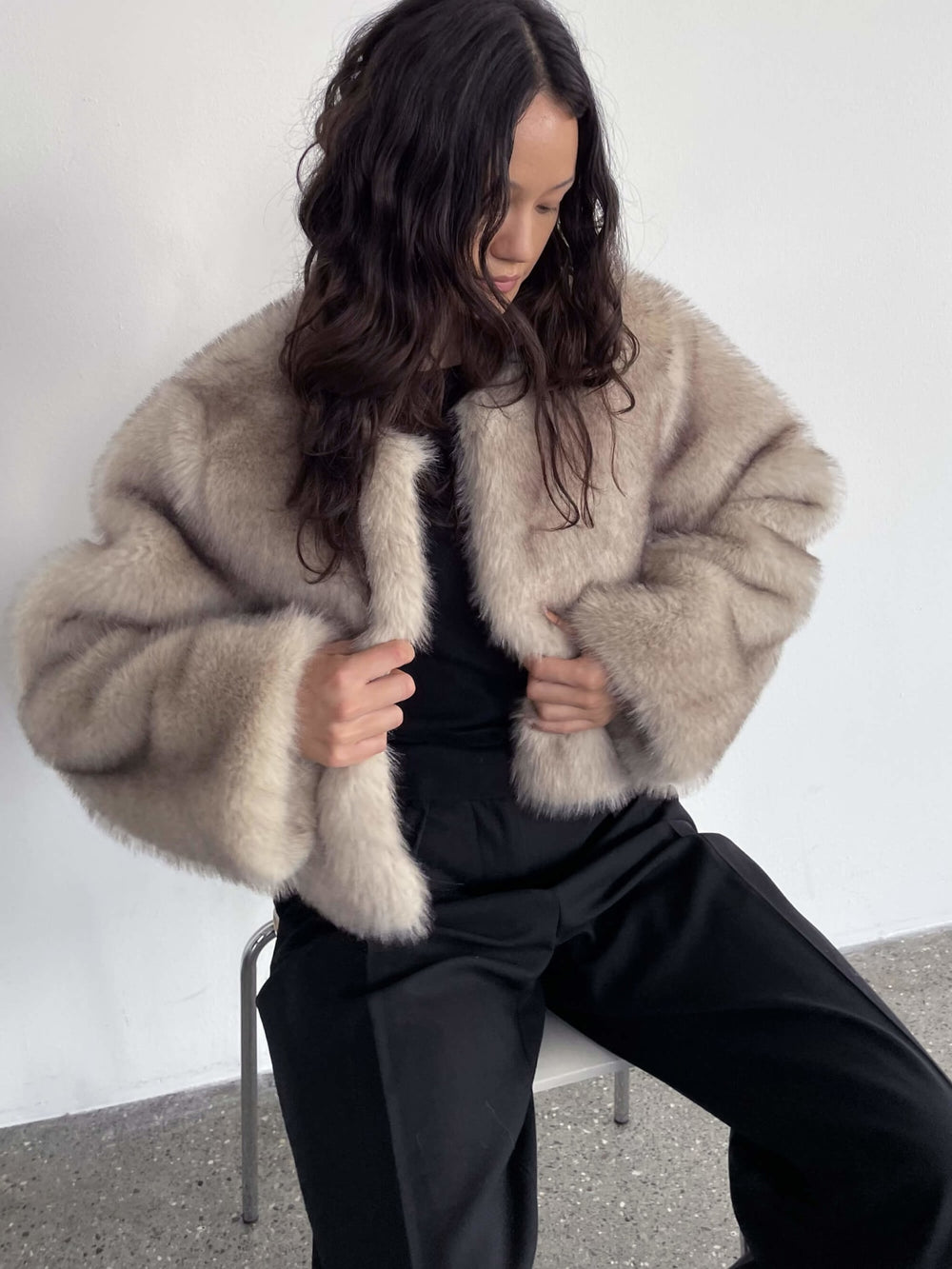 MEOTINE jakke i blød faux fur, perfekt til at holde varmen med stil. Ideel til enhver lejlighed.