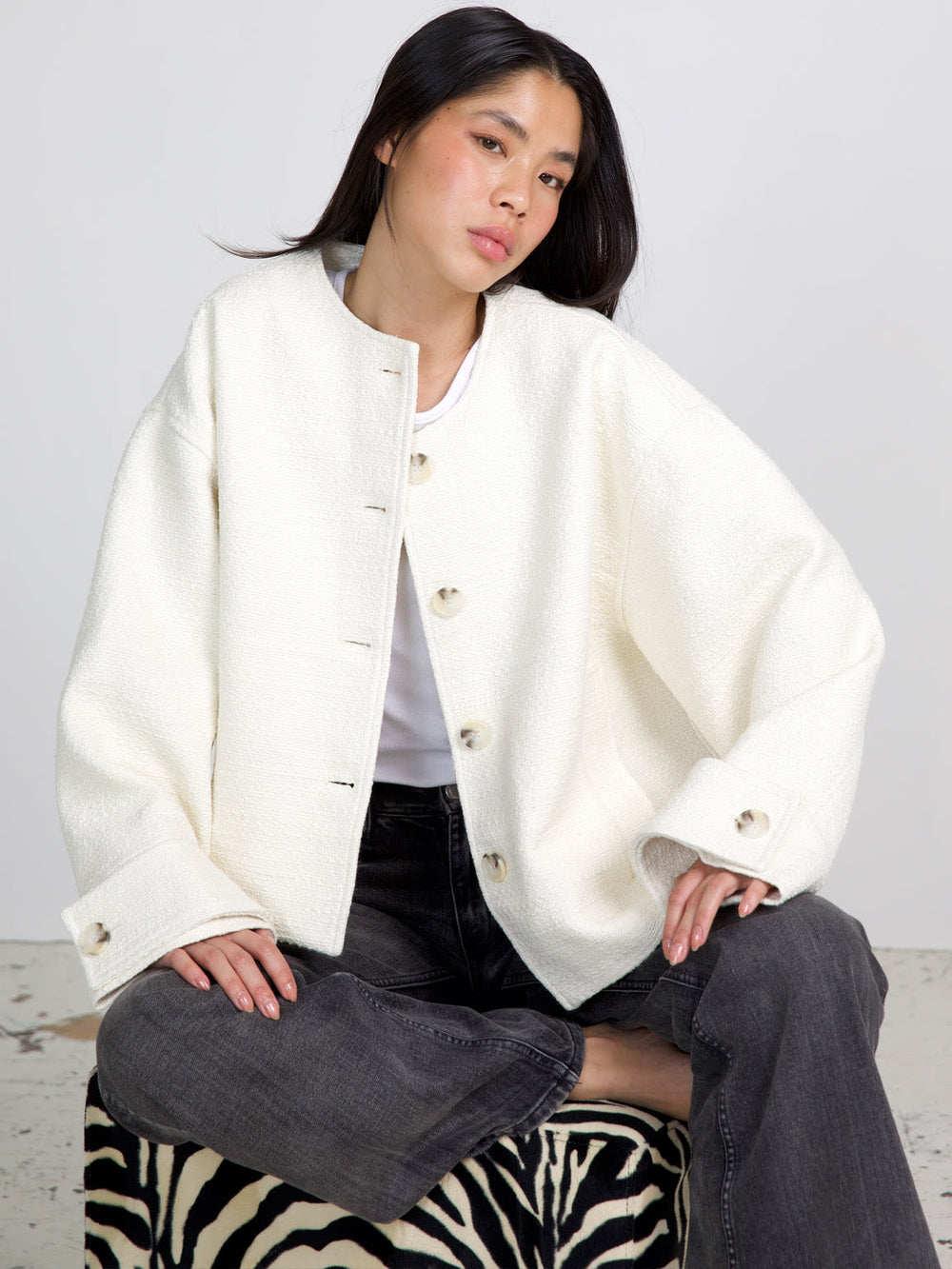 MEOTINE jakke i hvid, med knapper og oversized pasform, perfekt til en stilfuld hverdag.