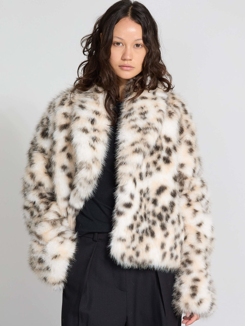 MEOTINE leopardmønstret pelsjakke, perfekt til at tilføje stil og varme til din garderobe.