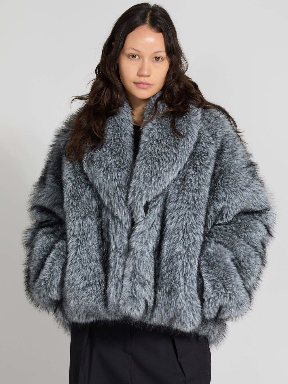MEOTINE grå faux fur jakke med bred krave og rummelige lommer, perfekt til kolde dage.