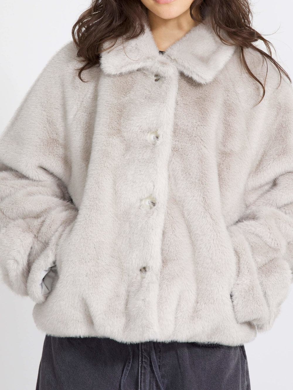 Lækker MEOTINE jakke i blød faux fur, perfekt til at holde dig varm og stilfuld i vinter.