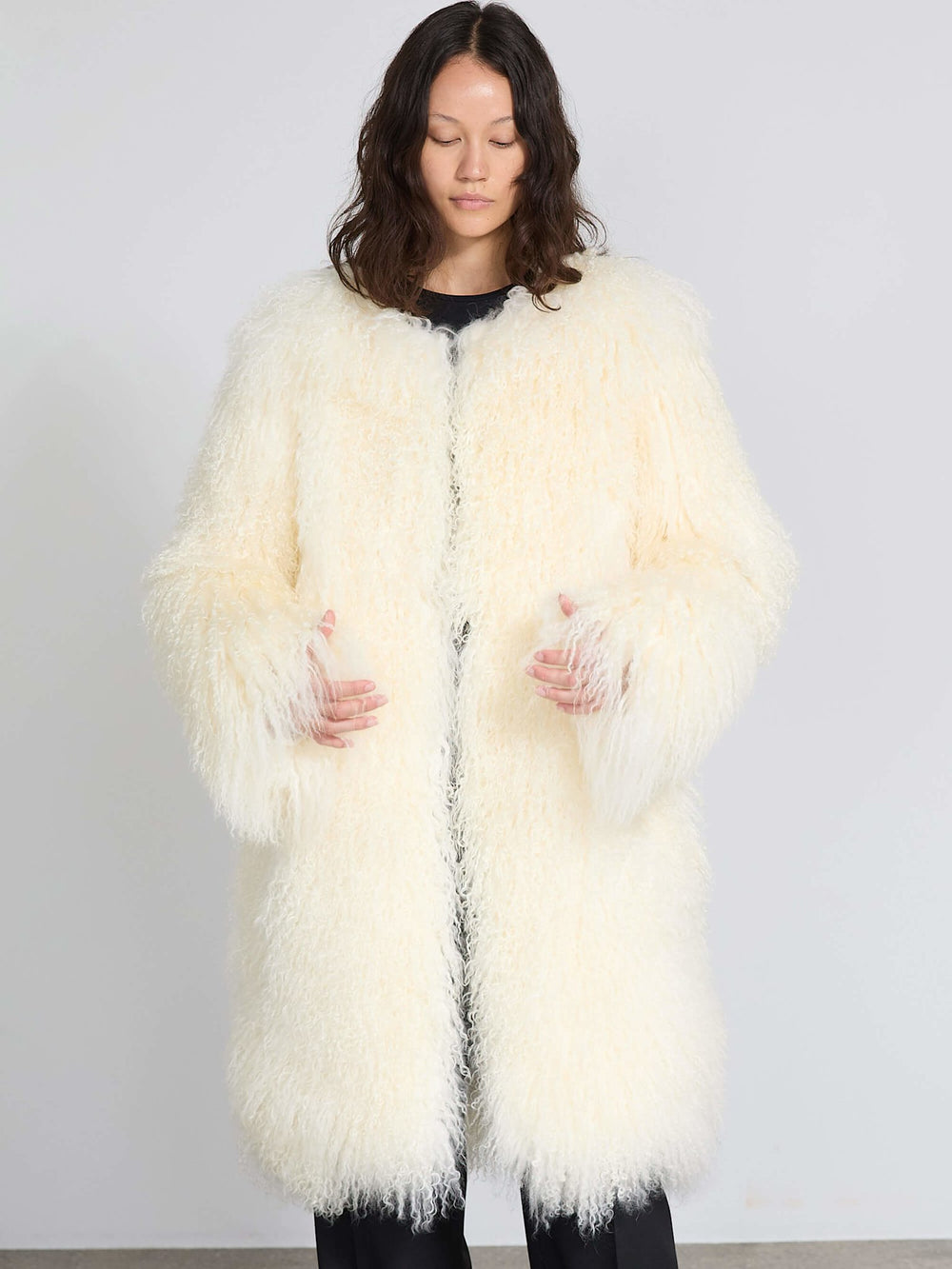 Lækker MEOTINE jakke i hvid faux fur, perfekt til at holde varmen med stil.