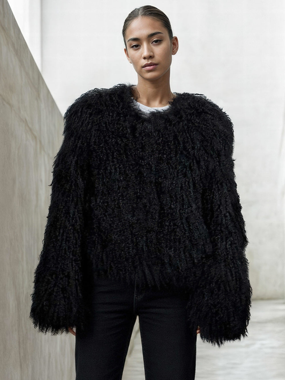 MEOTINE sort, fluffy jakke med brede ærmer, perfekt til en trendy og varm stil.
