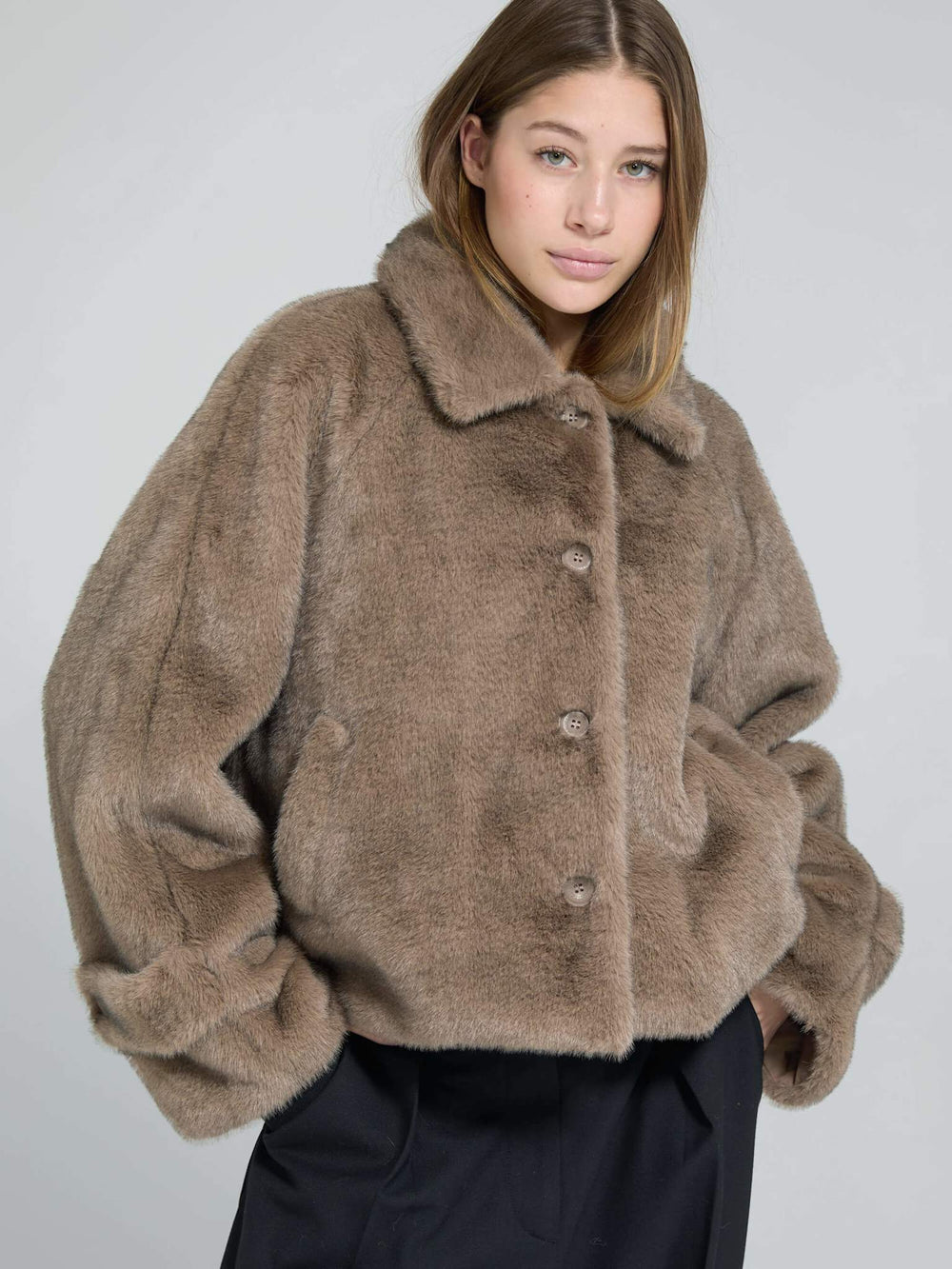 MEOTINE jakke i blød faux fur, perfekt til at holde dig varm og stilfuld denne sæson.