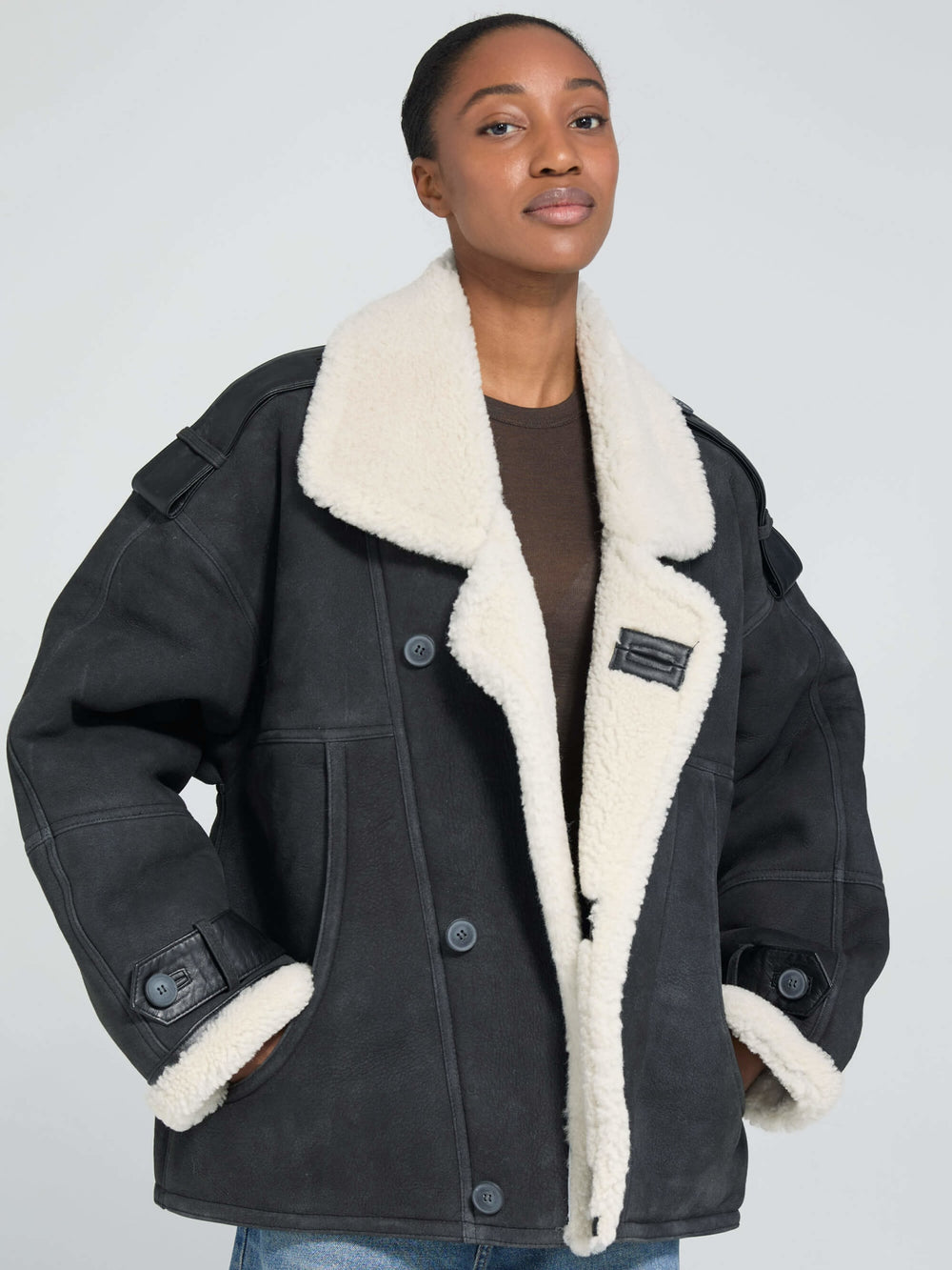 Oversized MEOTINE jakke med blødt pelsfor og klassisk krave, perfekt til koldere dage.
