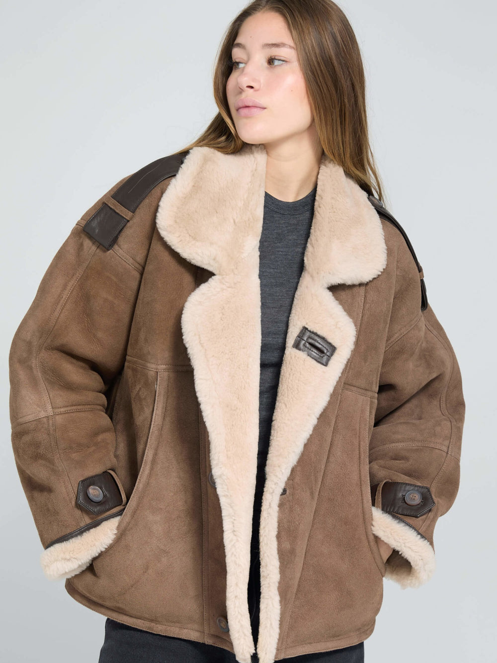 MEOTINE jakke i brun ruskind med blødt pelsfor, perfekt til stilfulde og varme outfits.