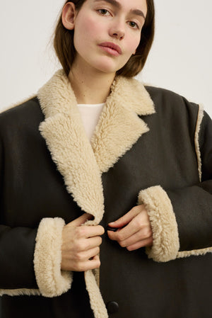 MEOTINE jakke med blødt pelsfor og klassisk design, perfekt til kolde dage.