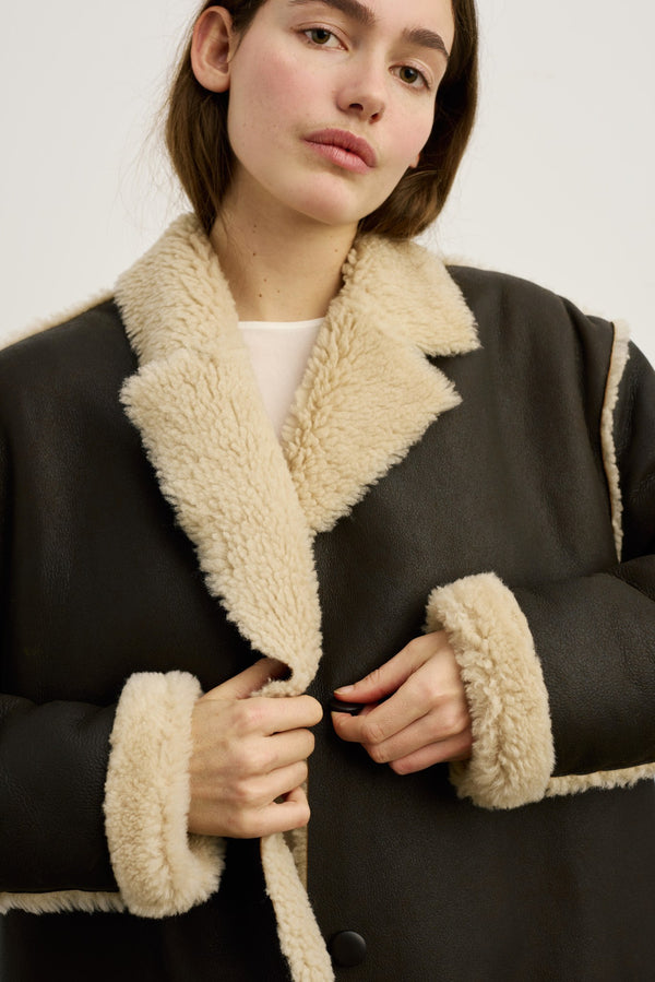 MEOTINE jakke med blødt pelsfor og klassisk design, perfekt til kolde dage.
