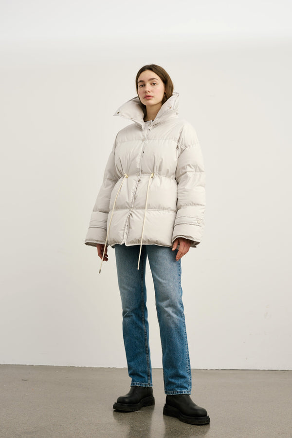 Lys, quilted jakke med justerbar talje og høj krave, perfekt til kolde dage. MEOTINE kombinerer stil og komfort.