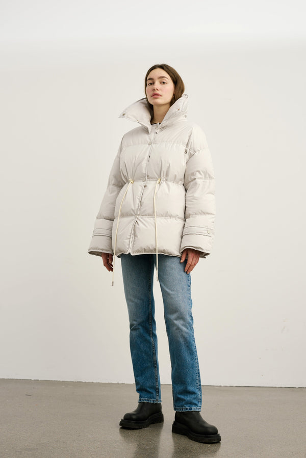 Lys, pufferjakke med snøre i taljen, perfekt til vinteren. MEOTINE kombinerer stil og komfort i denne trendy jakke.