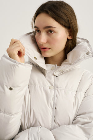 Lys, quilted jakke fra MEOTINE med høj krave, der giver et moderne og stilfuldt look. Perfekt til kolde dage.